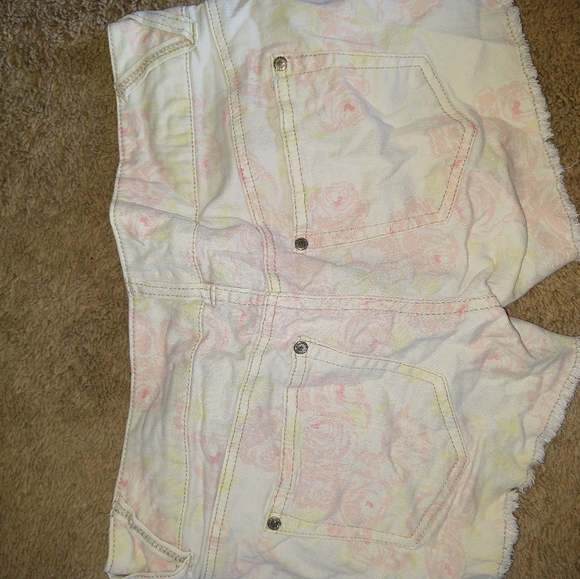 Celebrity pink shorts - Picture 2 of 3